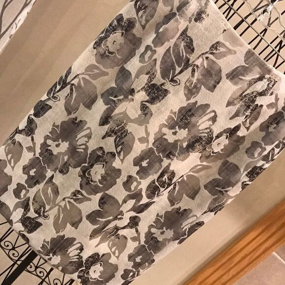 Worth Grey & Silver Floral Print Pencil Skirt - 4 - Picture 3 of 8